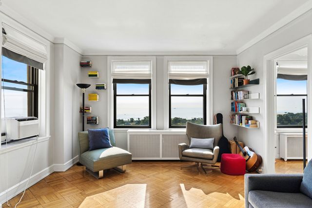 2000 N LINCOLN PARK WEST Avenue 1310, Chicago, IL 60614