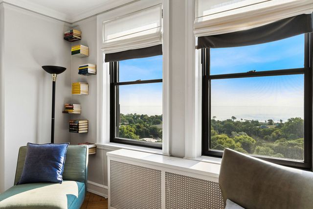 2000 N LINCOLN PARK WEST Avenue 1310, Chicago, IL 60614