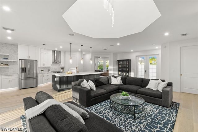 1794 Holiday LN, Naples, FL 34104