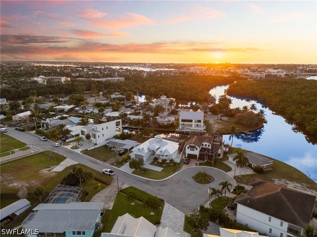 1794 Holiday LN, Naples, FL 34104