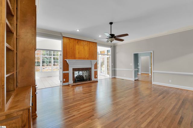 111 W Woodglen Road, Spartanburg, SC 29301