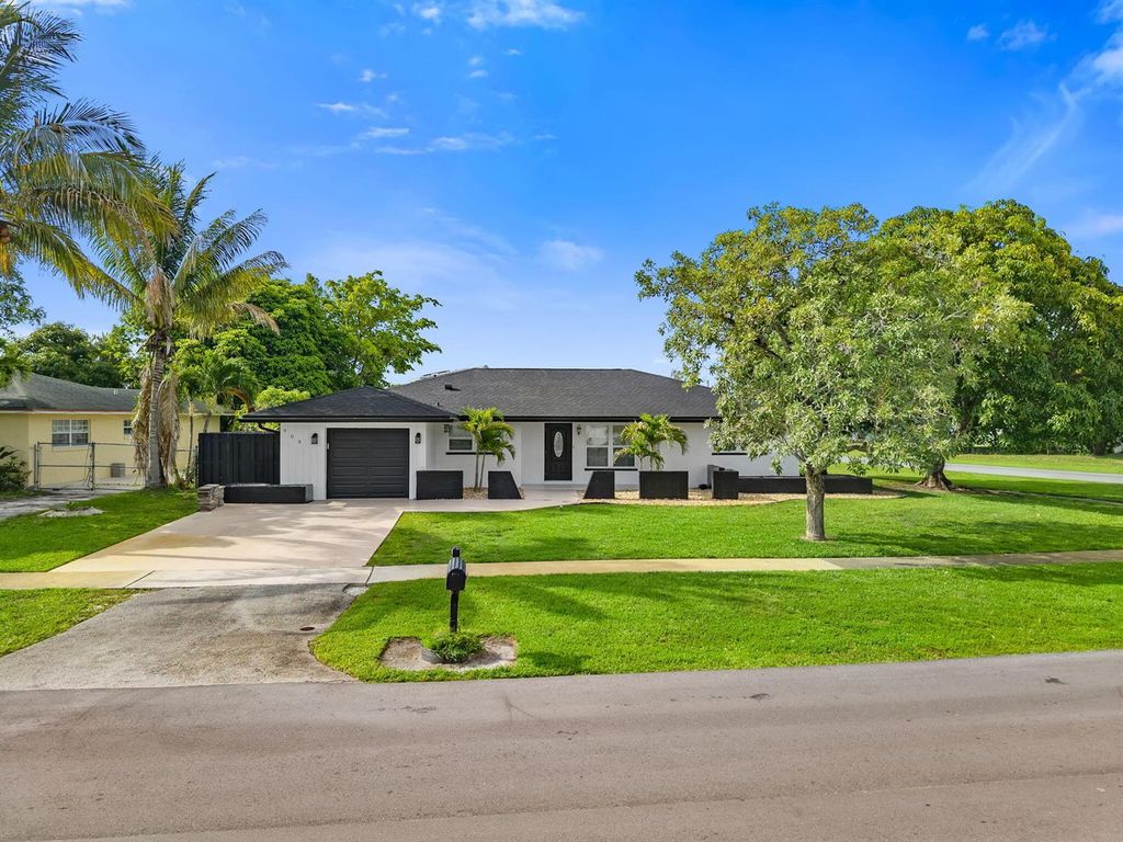 908 Hibiscus Drive, Royal Palm Beach, FL 33411