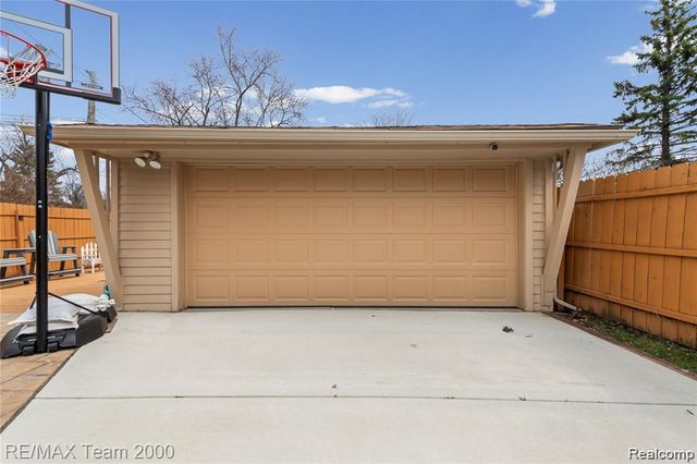 4685 Universal Street, Dearborn Heights, MI 48125