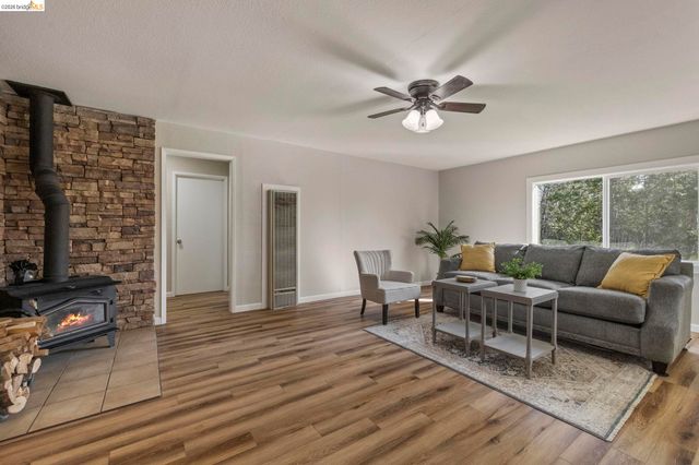 9721 Manzanita Way, Coulterville, CA 95311