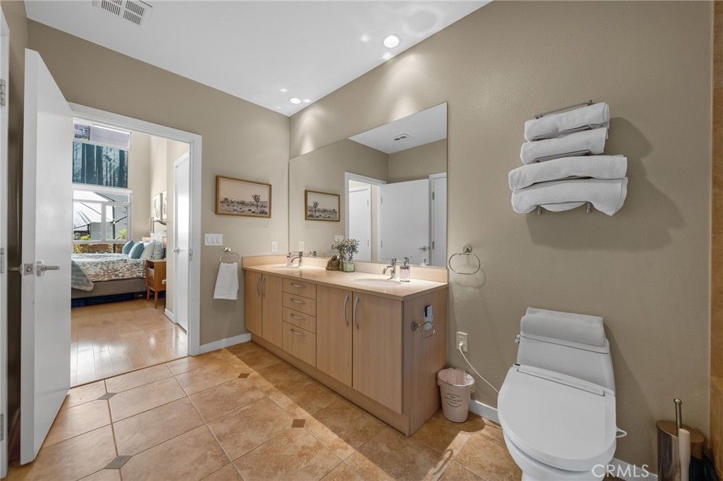 Image 11 of property listing at 800 The Mark 102, San Diego, CA 92101