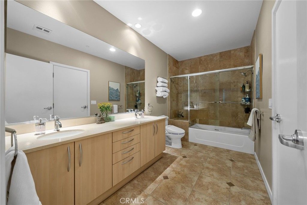 Image 12 of property listing at 800 The Mark 102, San Diego, CA 92101