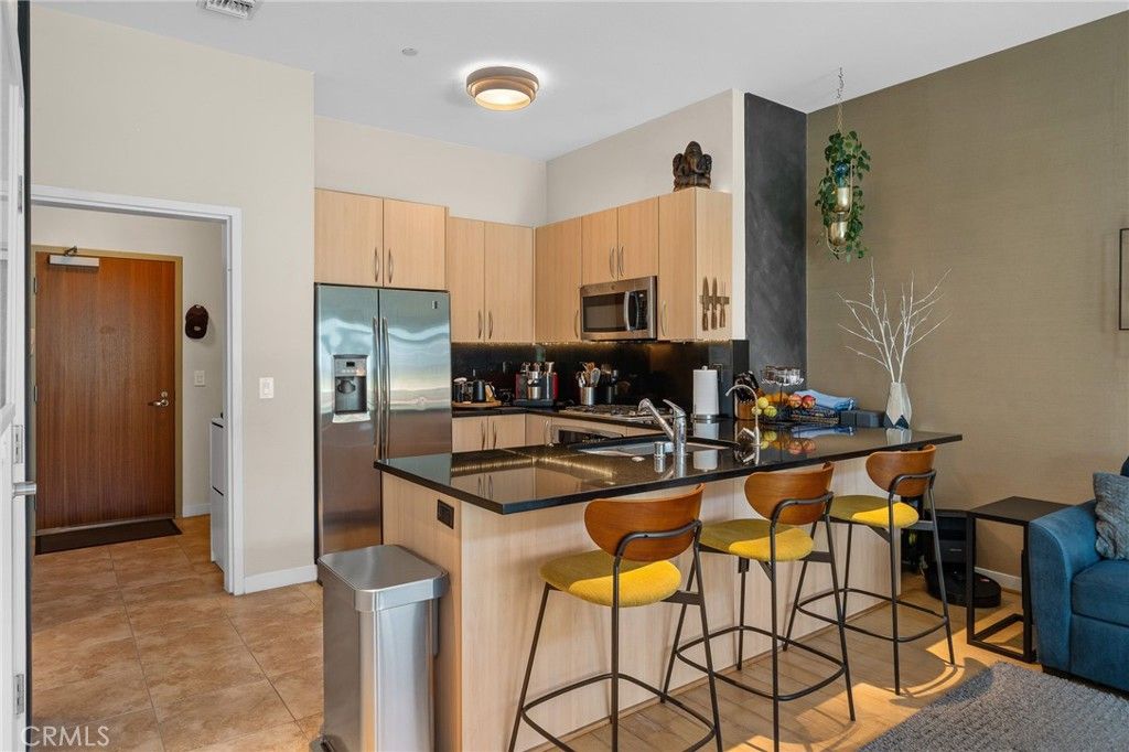 Image 5 of property listing at 800 The Mark 102, San Diego, CA 92101