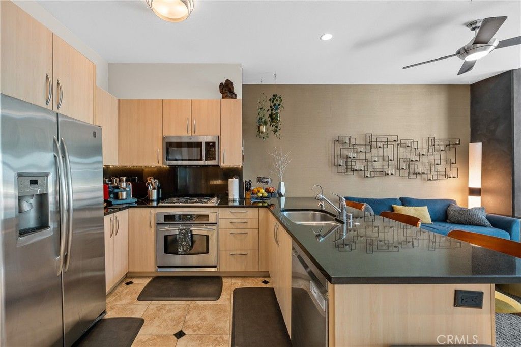 Image 6 of property listing at 800 The Mark 102, San Diego, CA 92101