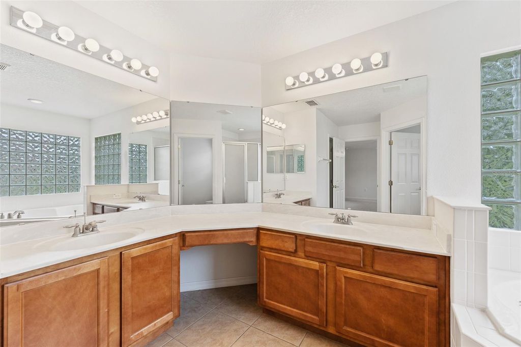 Image 25 of property listing at 10075 BAYWATER BREEZE DRIVE, Orlando, FL 32827