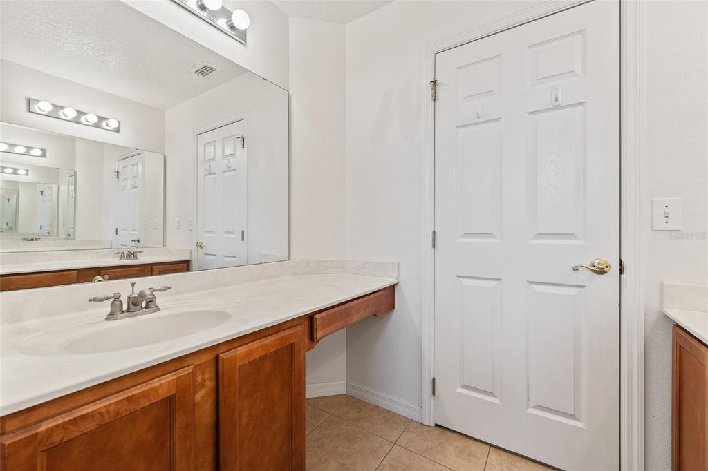 Image 30 of property listing at 10075 BAYWATER BREEZE DRIVE, Orlando, FL 32827