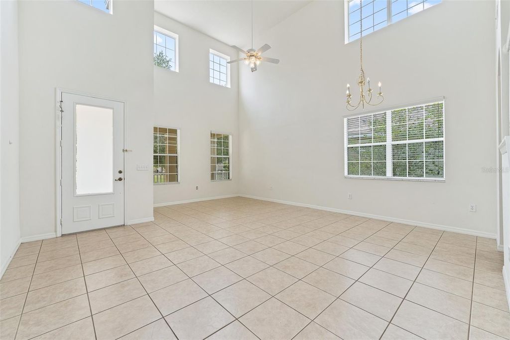 Image 4 of property listing at 10075 BAYWATER BREEZE DRIVE, Orlando, FL 32827