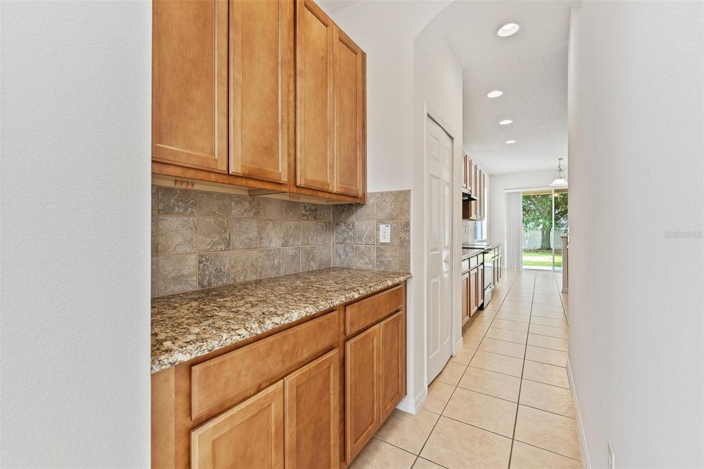 Image 6 of property listing at 10075 BAYWATER BREEZE DRIVE, Orlando, FL 32827