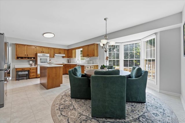 832 Wexford Court, Naperville, IL 60540