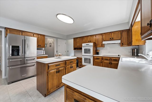 832 Wexford Court, Naperville, IL 60540