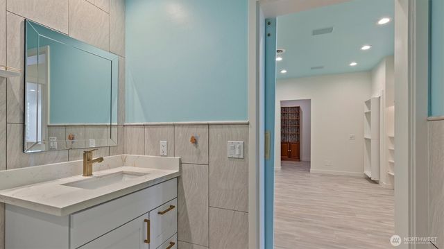 4812 Lake Washington Blvd NE, Kirkland, WA 98033