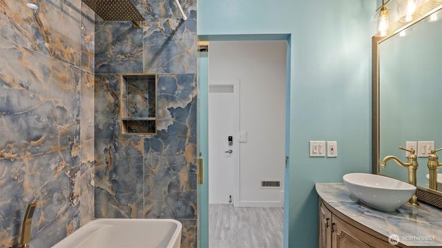 4812 Lake Washington Blvd NE, Kirkland, WA 98033