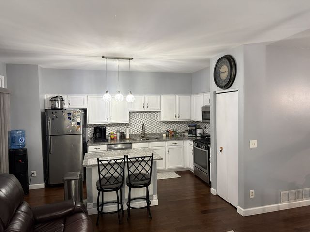 689 S Shannon Drive, Romeoville, IL 60446