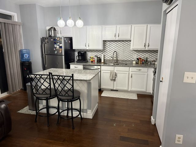 689 S Shannon Drive, Romeoville, IL 60446