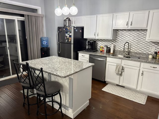 689 S Shannon Drive, Romeoville, IL 60446