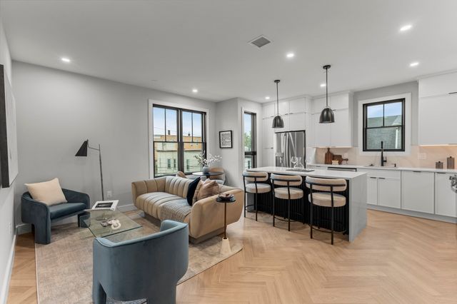 106 Moore St 8, Boston, MA 02128