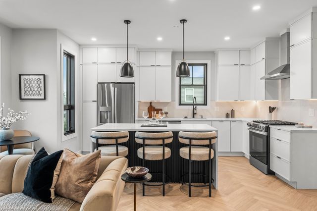 106 Moore St 8, Boston, MA 02128