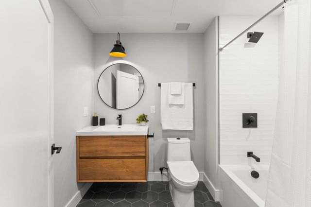 106 Moore St 8, Boston, MA 02128