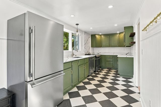 8 Agate Avenue, Worcester, MA 01604