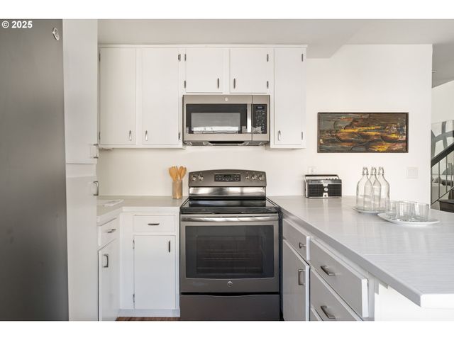 1368 BOCA RATAN Dr, Lake Oswego, OR 97034