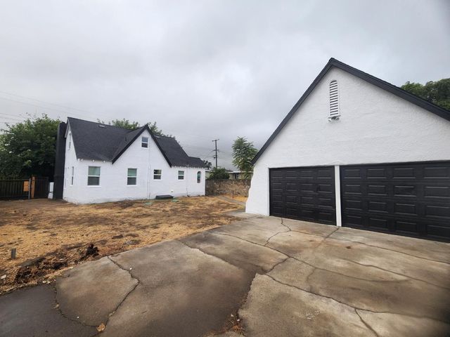 2001 John St, Modesto, CA 95351