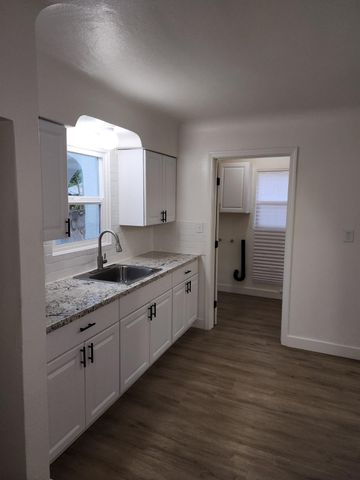 2001 John St, Modesto, CA 95351