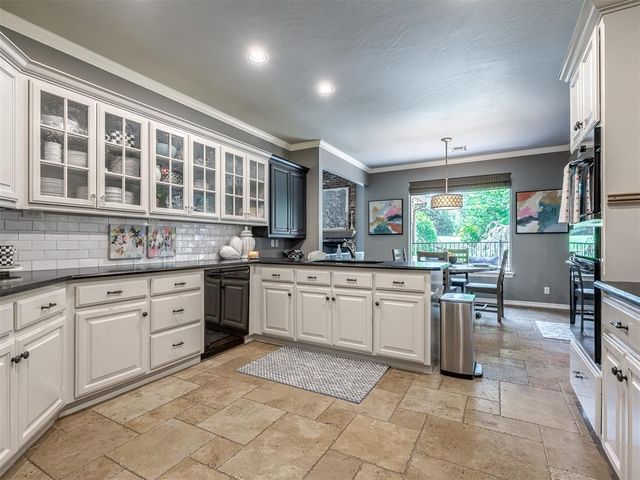 124 Lakeview Court, Edmond, OK 73003