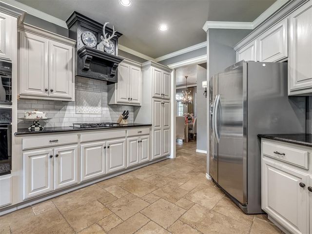 124 Lakeview Court, Edmond, OK 73003