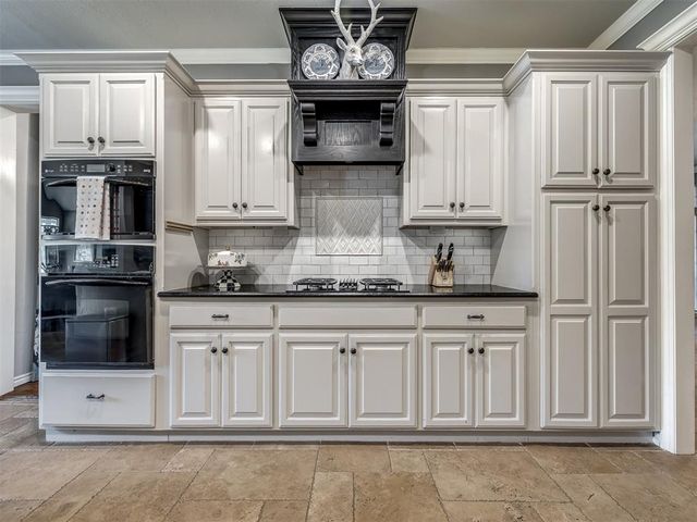 124 Lakeview Court, Edmond, OK 73003