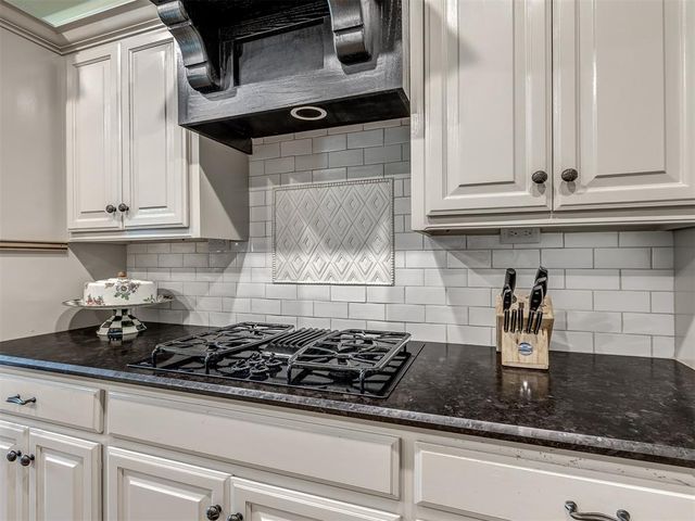 124 Lakeview Court, Edmond, OK 73003