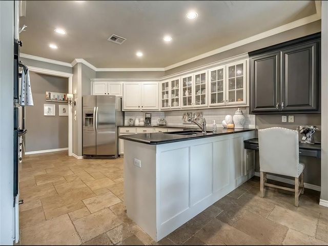 124 Lakeview Court, Edmond, OK 73003