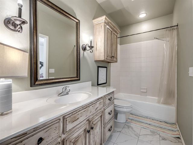124 Lakeview Court, Edmond, OK 73003