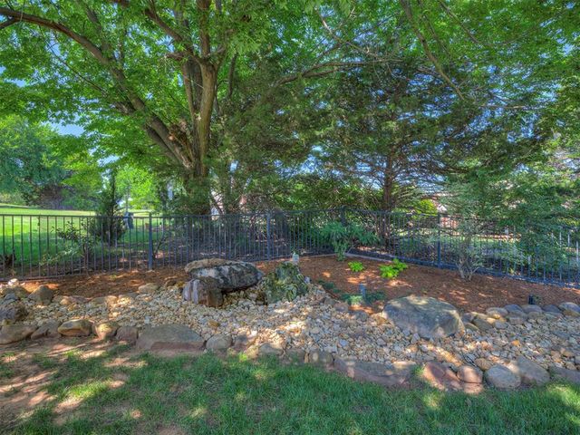 124 Lakeview Court, Edmond, OK 73003