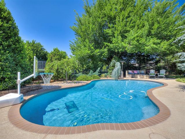 124 Lakeview Court, Edmond, OK 73003