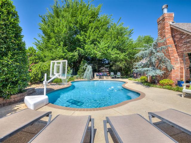 124 Lakeview Court, Edmond, OK 73003
