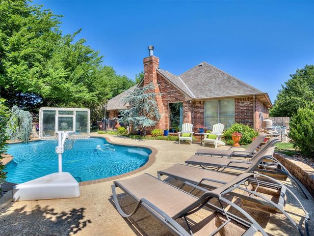 124 Lakeview Court, Edmond, OK 73003