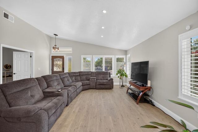 9144 Old Creek Dr, Elk Grove, CA 95758