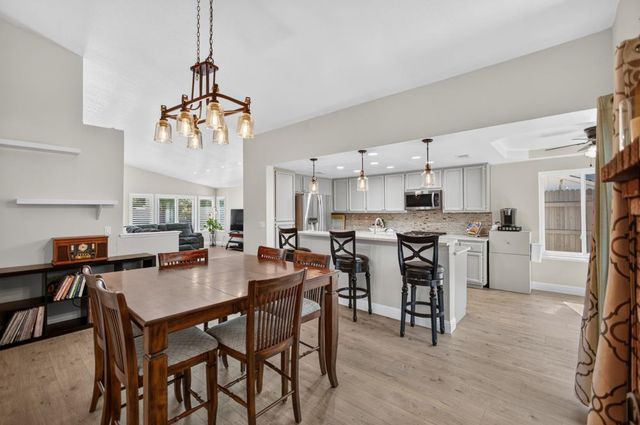 9144 Old Creek Dr, Elk Grove, CA 95758