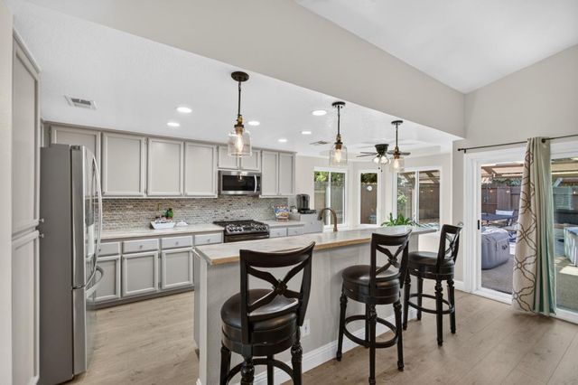9144 Old Creek Dr, Elk Grove, CA 95758