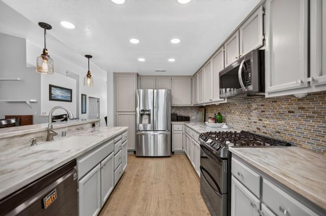 9144 Old Creek Dr, Elk Grove, CA 95758