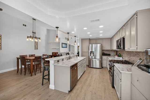 9144 Old Creek Dr, Elk Grove, CA 95758