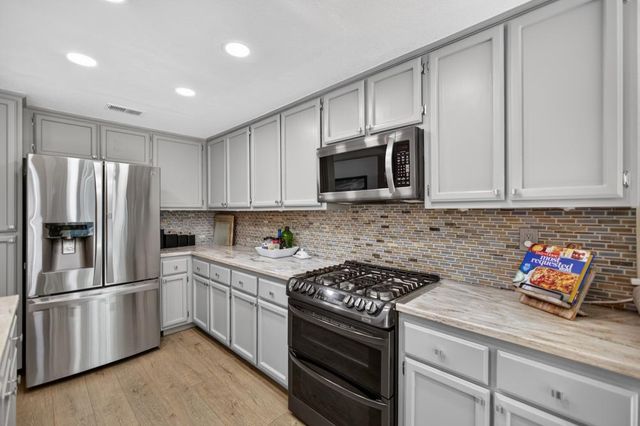 9144 Old Creek Dr, Elk Grove, CA 95758
