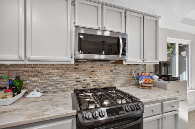 9144 Old Creek Dr, Elk Grove, CA 95758