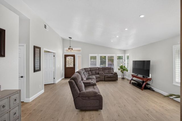 9144 Old Creek Dr, Elk Grove, CA 95758