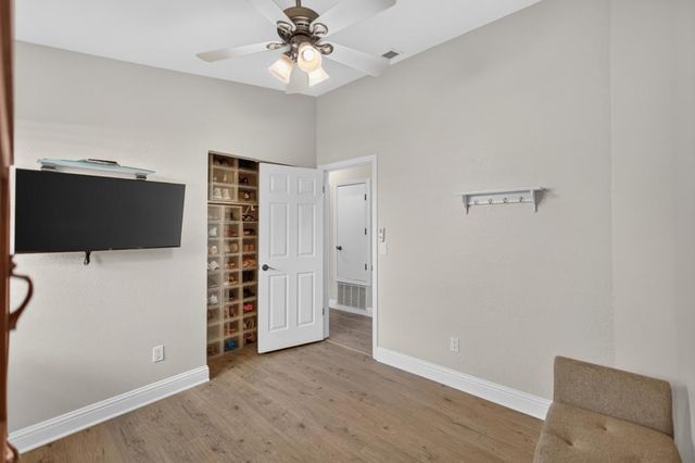 9144 Old Creek Dr, Elk Grove, CA 95758