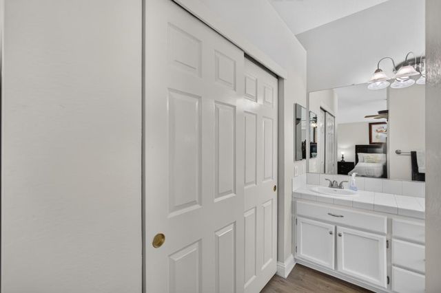 9144 Old Creek Dr, Elk Grove, CA 95758